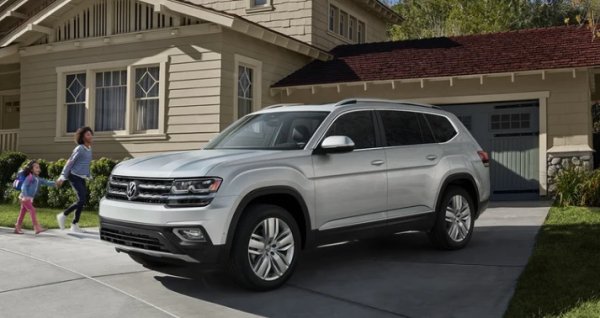 След като второто поколение Touareg не успя да направи пробив на американския пазар. Така Volkswagen се зае с разработването на отделен средно по размер SUV, който да се хареса много повече на щатския купувач. Touareg все още гази в Европа и на други пазари, но липсва в Северна Америка не получава. Но утешителната награда дойде под формата на Atlas.

Представен през 2017 година, стана флагман на германския автомобилен производител отвъд Океана. С наличните три реда седалки и супер примамлива цена, Atlas е сбори на пазар, доминиран от азиатски марки.

Докато Volkswagen подобри стила на Atlas с най-новия фейслифт и дори добави по-елегантна версия на купето Cross Sport, оригиналът беше много скучен. Просто обикновен стар SUV, с няколко стилистични черти на VW, така че да не го бъркате с нищо друго. Най-страхотното нещо за тези ранни модели  бяха двигателите VR6,. Всъщност най-новият Atlas има доста добри резултати в САЩ.
